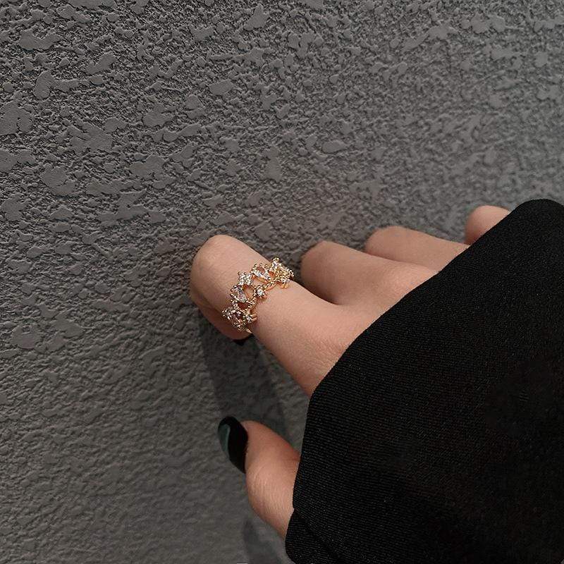 White Tanuki Gold Lace Ring