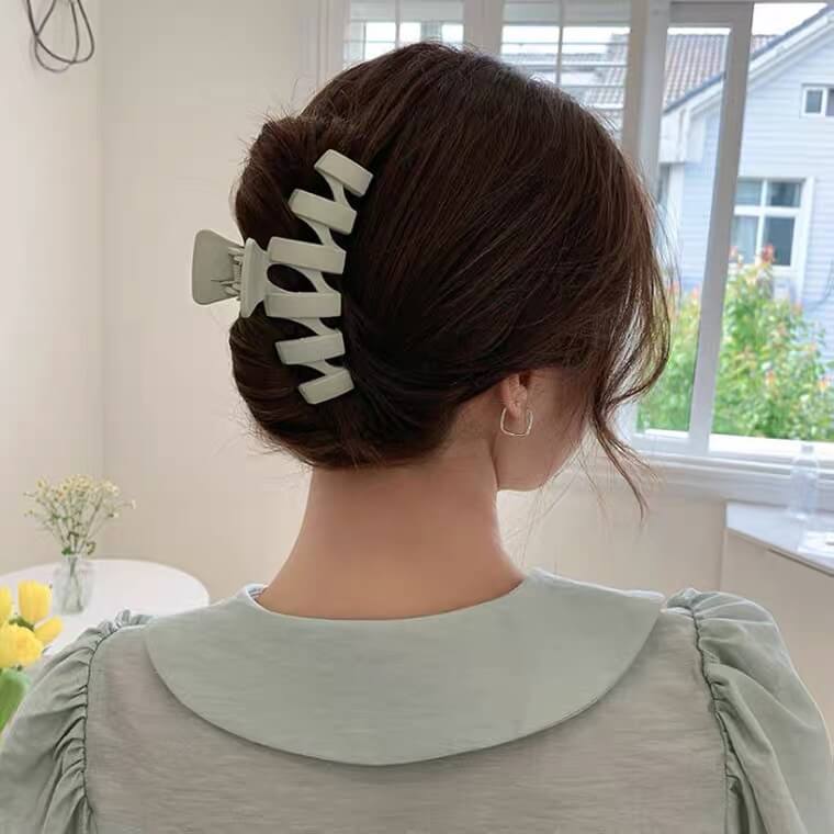 Zig Zag Claw Clip White Tanuki