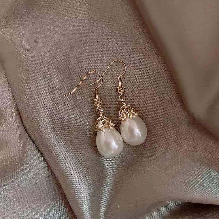 White Tanuki Classic Pearl Earrings