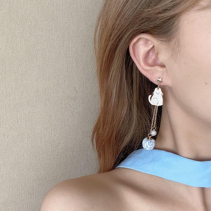 White Tanuki Earrings Stud (Pierced Ears) Plaid Neko Earrings