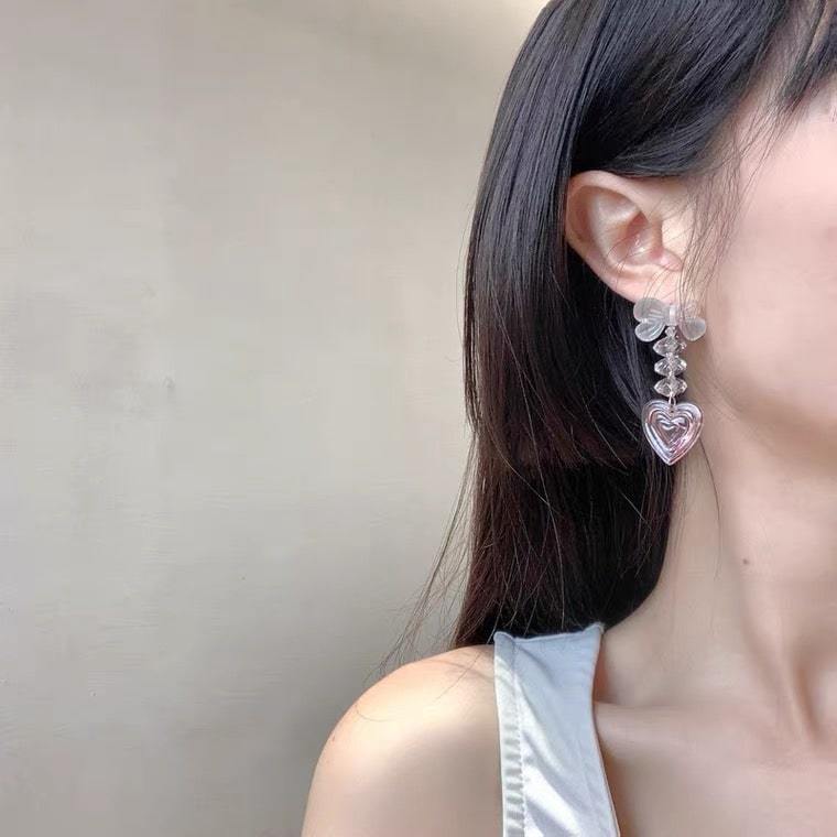 White Tanuki Fluttering Hearts Earrings
