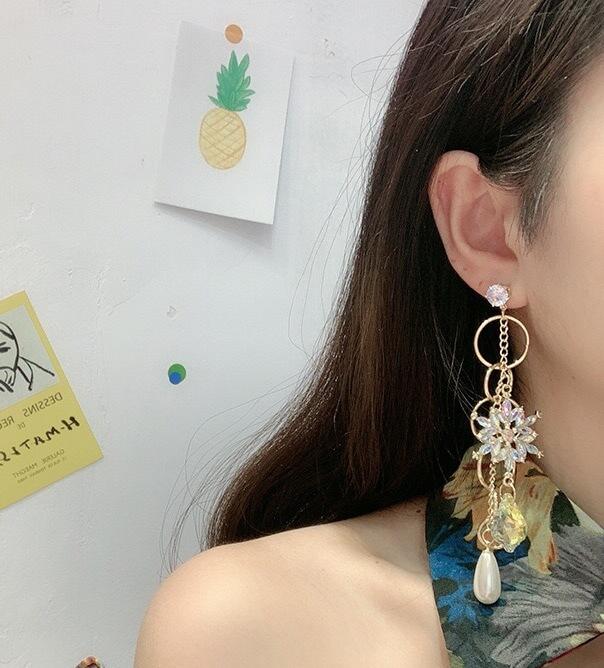 White Tanuki Korean Iridescent Snowflake Earrings