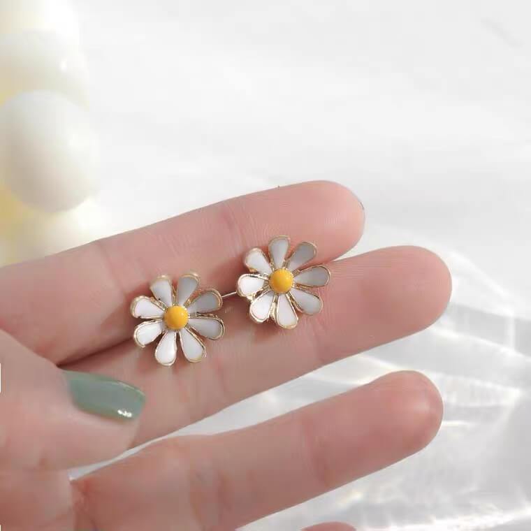White Tanuki Mini Daisies Earrings