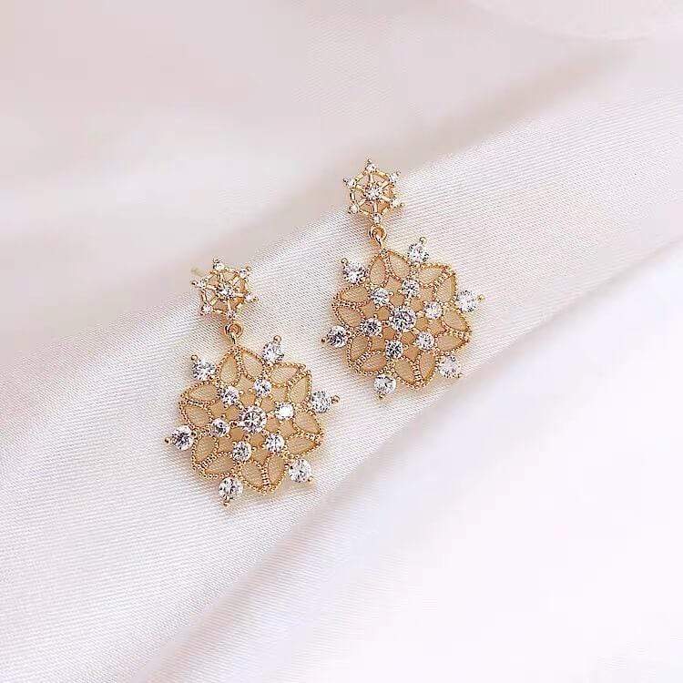 White Tanuki Snowflake Earrings