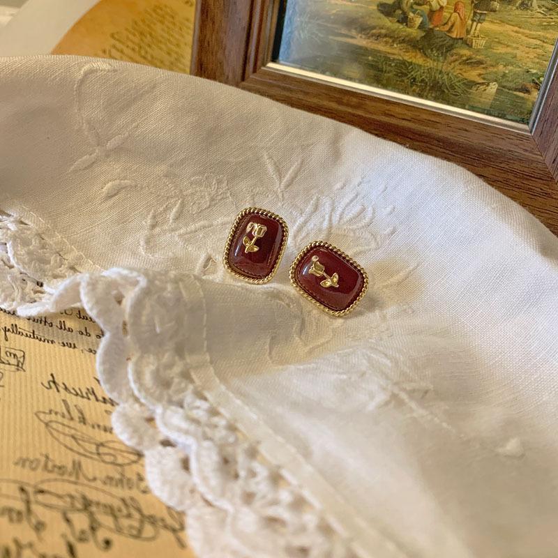White Tanuki Vintage Style Rose Earrings