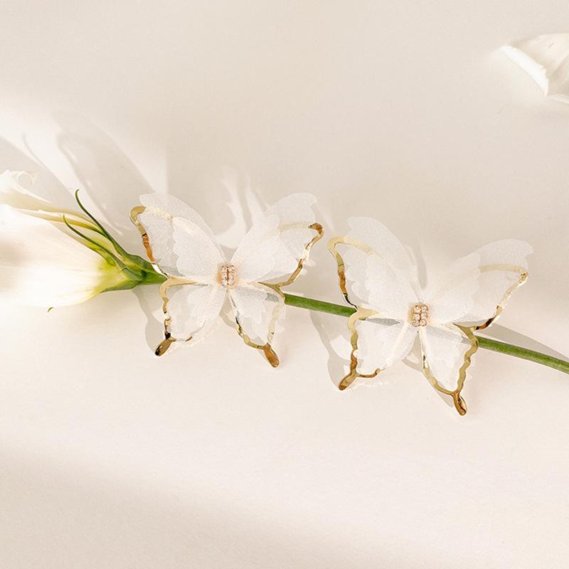 White Tanuki 银针。白色 Gilded Butterflies Earrings